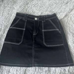 Jeans kjol - Super fin jeans kjol med vita sömmar🌼köpte på Lindex Kids för 299kr! storleken är 134/140 men passar mig som vanligtvis skulle ta 168/170💗