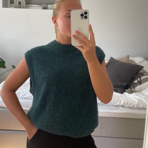 Stickad väst från Samsoe Samsoe  - Jätte fin stickad väst från Samsoe Samsoe. Bara använd vid något enstaka tillfälle. Storlek XS men passar en S.  Köparen står för frakt, hör av er vid fler frågor. 