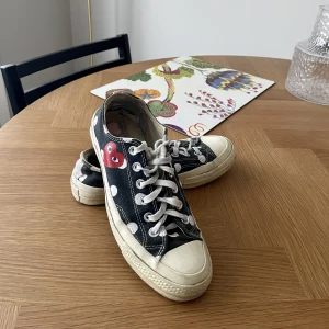 Comme des Garçons x Play Converse - Converse från Comme des Garçons x Play. I använt skick men har mycket kvar att ge. 