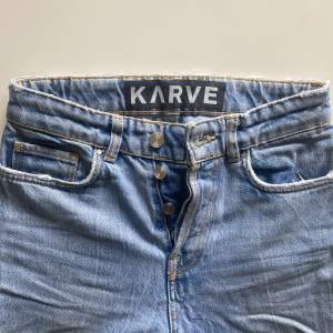 Snygga jeans med hål på knäna, köpta några år sedan på Carlings. Fit-girlfriend, XXS nypris cirka 800-900 kr. 