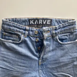 Snygga jeans med hål på knäna, köpta några år sedan på Carlings. Fit-girlfriend, XXS nypris cirka 800-900 kr. 