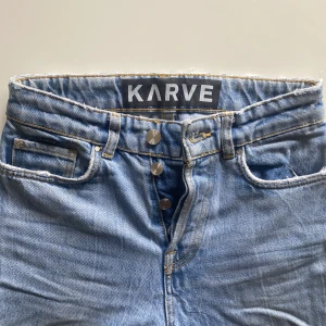 Karve jeans - Snygga jeans med hål på knäna, köpta några år sedan på Carlings. Fit-girlfriend, XXS nypris cirka 800-900 kr. 