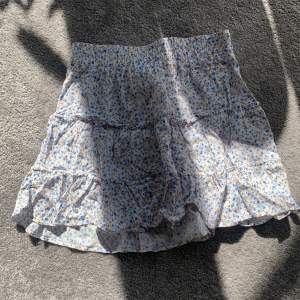 Så himla söt kjol som passar perfekt till sommaren💓 strl S, men skulle säga att den passar xs också! Bara att skriva vid frågor💓