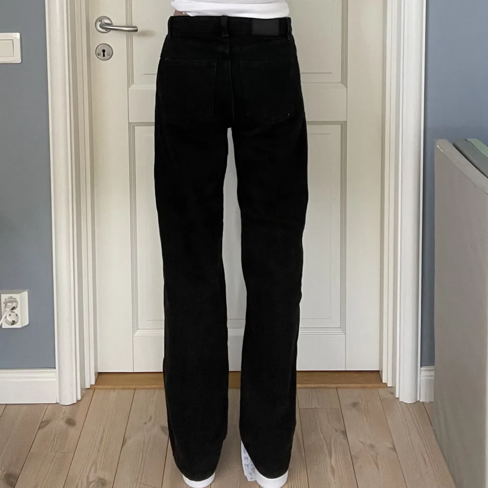 Super snygga svarta Yoko jeans som passar perfekt till mig som är 167cm. Jätte bra skick och Jätte fina med en tajt tröja♥️ 100% bomull. Jeans & Byxor.