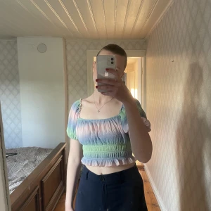 Flerfärgad topp - Kort topp med puffärmar. Från kollektionen Misslisibell X NAKD. Nytt skick.