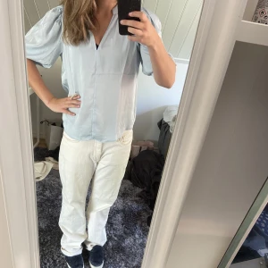 Vita jeans  - Säljer dom här fina vita jeansen som tyvärr är för stora! 