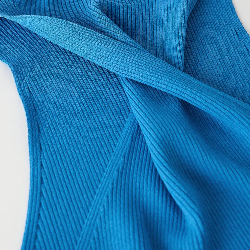Snygg blå klänning från Gina tricot, i bra skick endast använd ca 4 gånger. 💙Brukar bära XS och är 168. Frakt 49kr. Klänningar.
