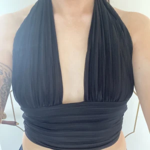 Fest topp - Fin svart festtopp i lyxigt material. Sparsamt använd så den är som ny. Går att reglera i storlek och över byst så passar många🤍  Köpare står för frakt. Skriv vid intresse eller fler bilder🫶🏻