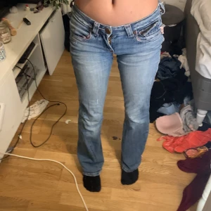 Botcut jeans - Säljer dessa ljusblåa botcut jeans med jätte fina rosa detaljer, såljer då jag behöver pengar❤️