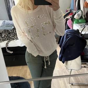 Tröja  - En jättefin tröja med glitter detaljer från hm