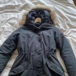 Canada Goose Jacka - Tidigare älskad vinterjacka i storlek S. Varan köptes från johnells 2019. Den är slimmande på kroppen och tål allt från snö och vatten. 