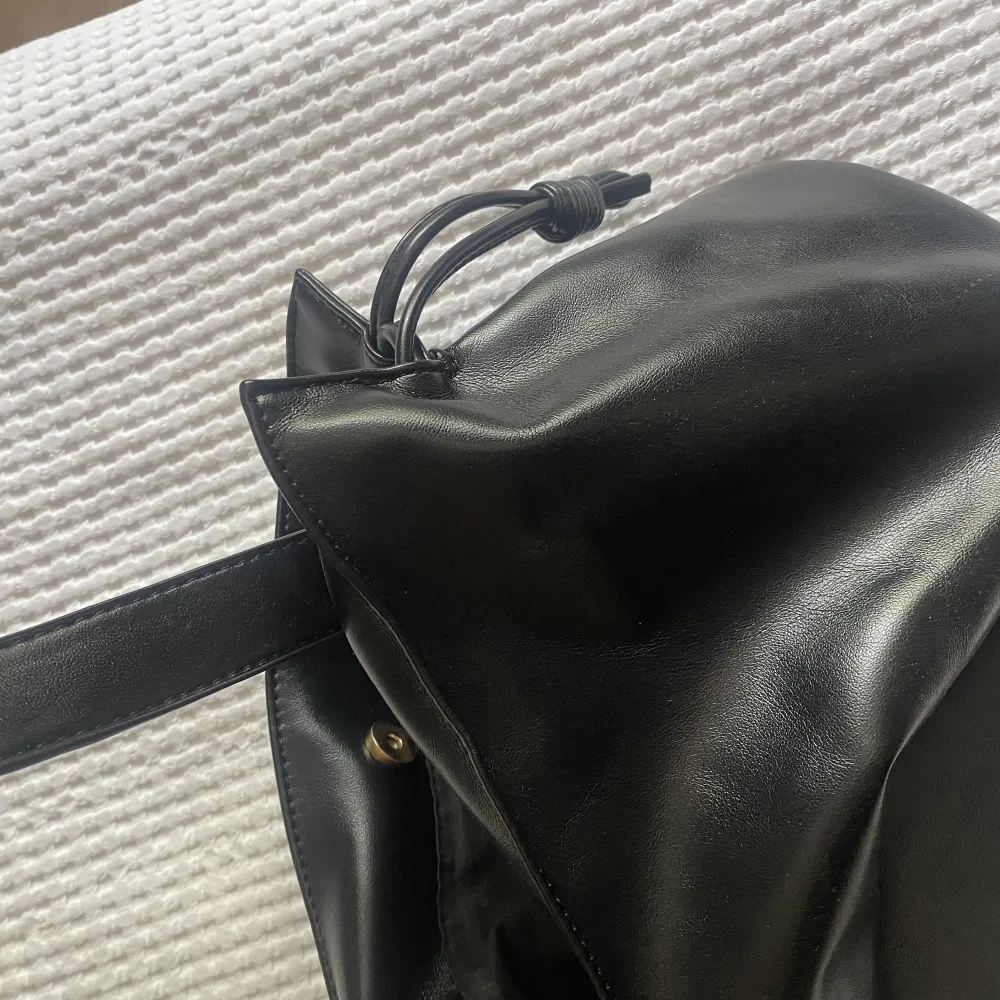 svart enkel handväska i lagom storlek, knappt använd.. Väskor.