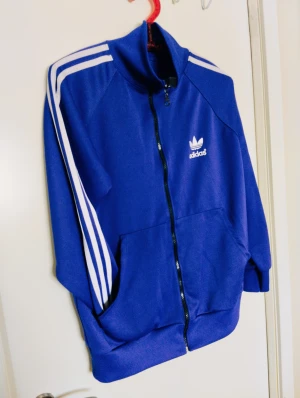 Adidas Track jacket strl XL  - Adidas Track jacket I strl XL i härligt blå färg och riktigt fint skick. En av mina absoluta favoriter men används aldrig och får därför vandra vidare! 
