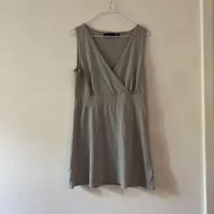 Glittrig grå klänning. Precis som ny!
