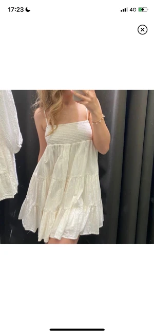 Zara klänning  - Super fin klänning, använd vid ett tillfälle!