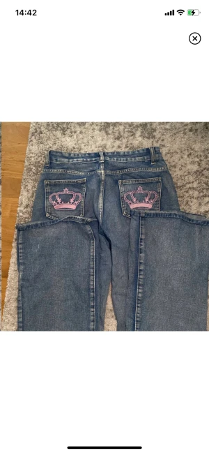 Jeans med tryck - (Lägger ut på nytt pga oseriöst bud) hör gärna av dig innan du trycker på ”köp nu”. Köpte dessa av en annan ägare här på Plick men de passade inte mig. Lite slitning längst ned, se sista bilden. 