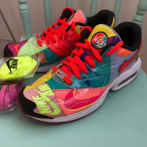 Nike sneakers - Nike x Atmos collab Deadstock Air max 2 Light (US 10 / EU 44). Cond 8/10. Lite för små för mig tyvärr. Tre snören ingår. Ej box. Skambud ignoreras. Kan mötas i centrala Stockholm eller skick (köparen betalar såklart frakt). 