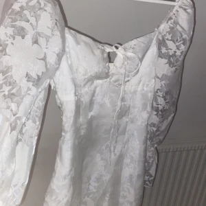 Cider klänning XS - Den slutsålda populära klänningen från Cider i storlek XS. Prislapp finns kvar, säljs för jag hittade en annan studentklänning!