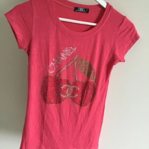 T-shirt - Chanel tshirt, väldigt töjbar, passar till xs-s