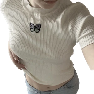 Fjärils topp - En fin tröja som är helt oanvänd då jag fick den i present men är inte min stil tyvärr. Inga defekter. Ställ gärna frågor🩵