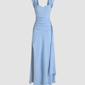 En oanvänd blå klänning i storlek M, från Cider. Passa bra som balklänning. Skriv för andra frågor, priset går att diskuteras.