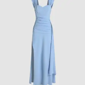 En oanvänd blå klänning i storlek M, från Cider. Passa bra som balklänning. Skriv för andra frågor, priset går att diskuteras.