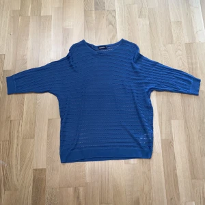 hålig tröja med trekvartslånga ärmar - en gråblå tröja med hål. aldrig använd. ärmarna är trekvartslånga. den är inte varm eller så, perfekt för sommaren. storlek M/38