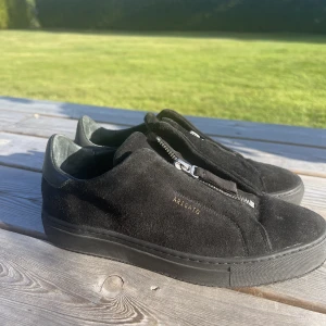 Arigato sneakers, storlek 37 - Ett par sneakers i mocka från Arigato. Modell: Clean 90 zip sneaker. Använda ett fåtal gånger. Storlek 37. Ordinariepris 2500 kr. Dustbag finns.