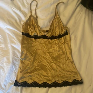 guldig topp⭐️ - köpde denna fett snygga toppen second hand❤️❤️sitter jätte bra och har varit en favorit❤️