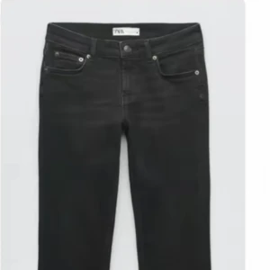 Zara Jeans svarta lågmidjade storlek 36 - Ett par Zara jeans svart i storlek 36 , helt nya. lågmidjade 