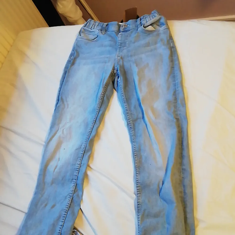 Straight fit jeans. Väl använd men har ändå en fläck som typ inte syns. . Jeans & Byxor.