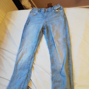 Jeans  - Straight fit jeans. Väl använd men har ändå en fläck som typ inte syns. 