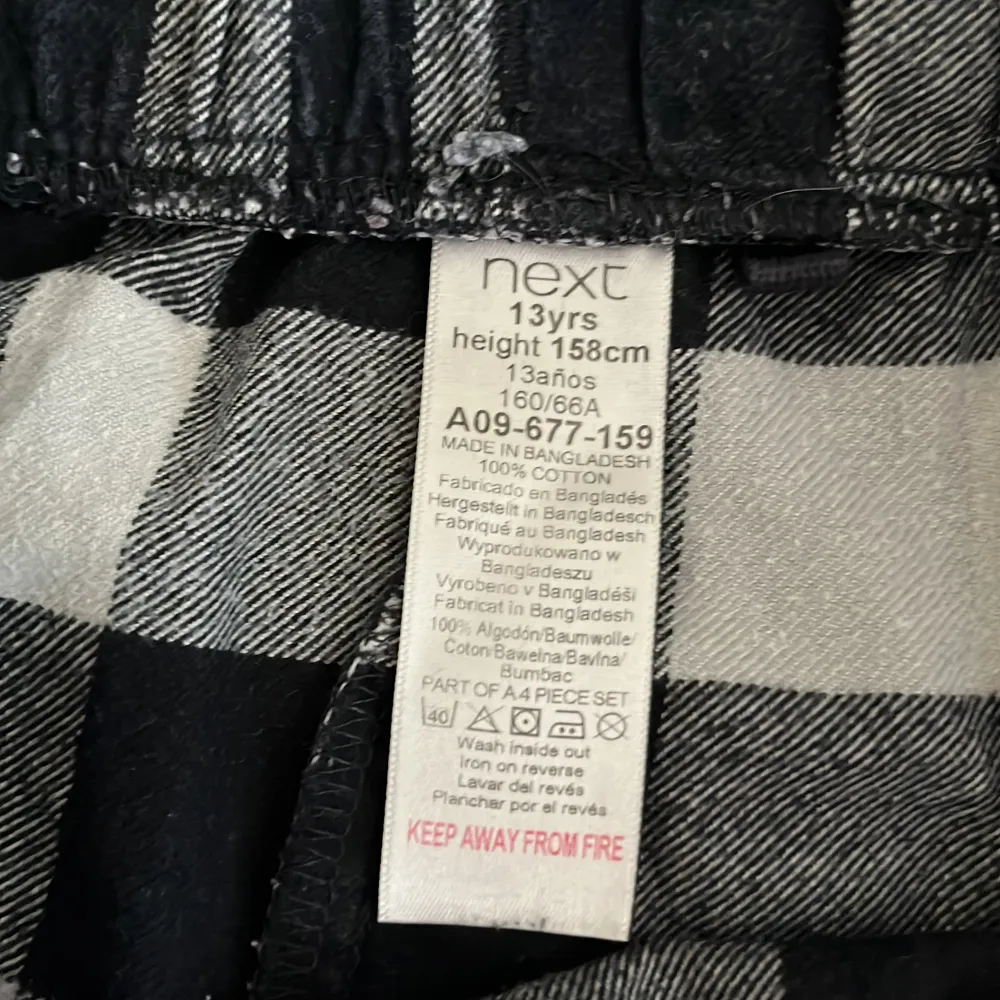 Svart,vit,gråa pyjamasbyxor😊gansk bra skick men lite slitna men annars jätte fin💗köparen står för frakten. Jeans & Byxor.