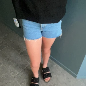 Jeansshorts - Säljer nu mina fina jeansshorts från Levis då de tyvärr blivit för små. Shortsen är knappt använda och är i den vanliga modellen, 501! Pris kan diskuteras vid snabb affär.