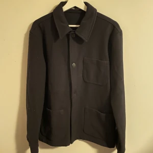 Zara overshirt - Zara overshirt eller vårjacka som är i toppskick. Aldrig använd för att den visade sig vara för liten för mig. Mörkblå/Marinblå i storlek L. Fler bilder kan fixas vid intresse. Vid snabb och smidig affär kan priset diskuteras.