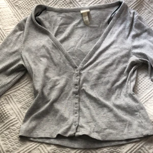 V ringad ribbstickad topp - säljer denna toppen från hm då den inte passar längre. Den är i xs men tycker nog också att den skulle kunna vara en s❣️Den är lite längre än naveln och jätte skönt material😊
