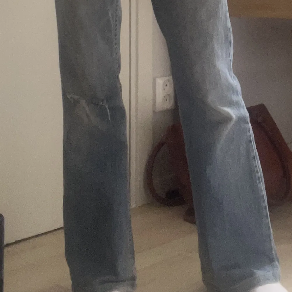 Ett par jeansblå jeans från lee. Lågmidjade och flare. Sitter bra på mig som oftast har xs/s eller 32/34 och är 163 cm. Ärvda och anvpnda men fortfarande fina. Har ett hål på vänster knä men det ser ut som att det ska vara där.. Jeans & Byxor.
