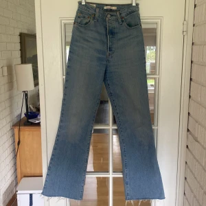 Levis ribcage crop flare jeans - Superfräscha jeans i topp skick. Måste sälja de då de blivit för små för mig. Nypris cirka 1200 kr. 