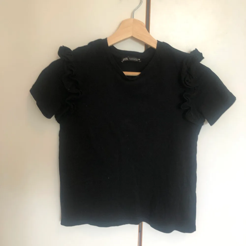 Säljer en zara tröja med volanger i både vit och svart. Storlek S och säljes för 40 kr stycket och 60 för båda.:). T-shirts.