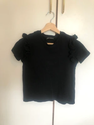 Zara tröja - Säljer en zara tröja med volanger i både vit och svart. Storlek S och säljes för 40 kr stycket och 60 för båda.:)