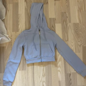 Croppad hoodie - Söt croppad hoodie från h&m. I storlek xs❣️