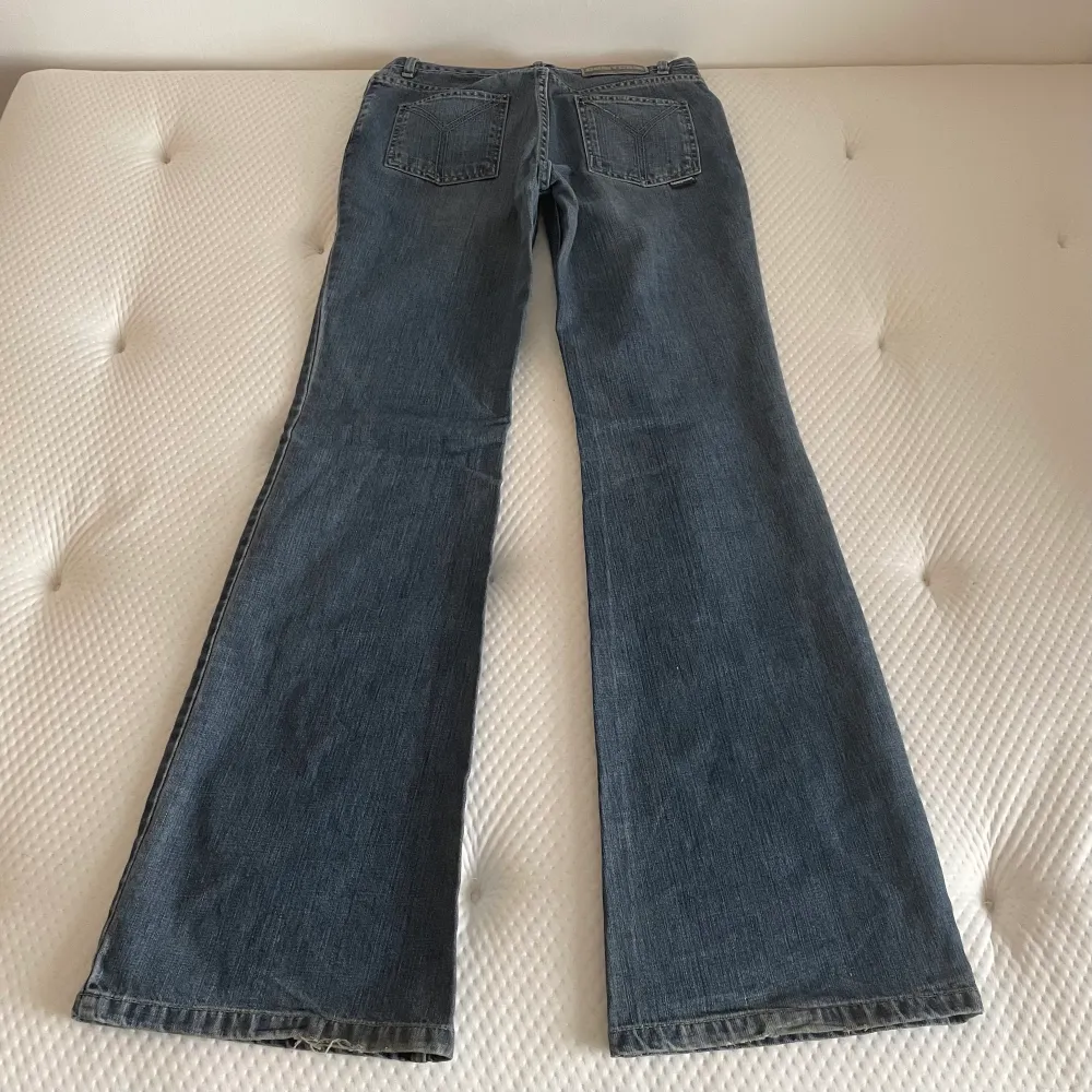 Lågmidjade utsvängda jeans från comycom. Storlek w30l34. Yttre mått 112 cm, innerbensmått 90 cm, midjemått rakt över 38 cm. Mycket fint skick, lite slitna längst ner. . Jeans & Byxor.