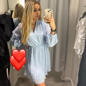 Hm blå klänning  - Hm blå klänning aldrig använd. Helt ny. Prislappen är en kvar på.