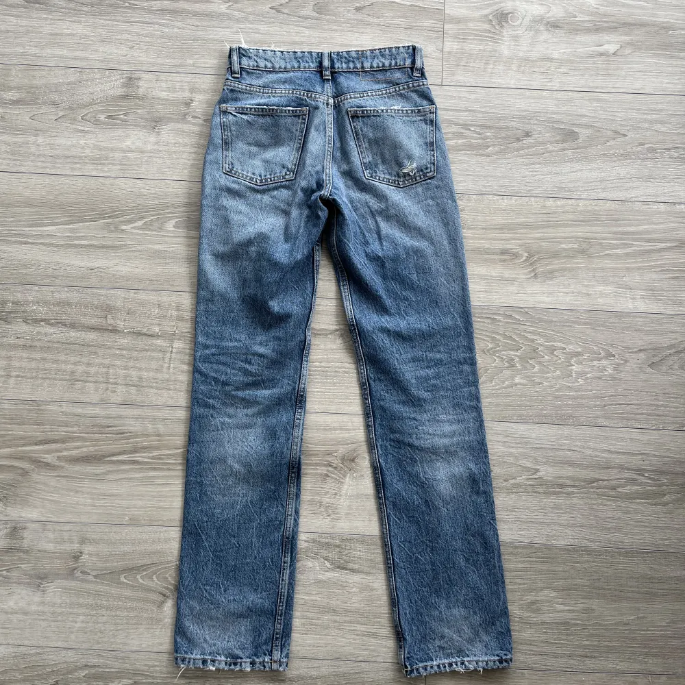 Ett par mid waist straight leg jeans från zara💗mellanblå med slitning på ena knät. Skriv till mig vid intresse💕. Jeans & Byxor.