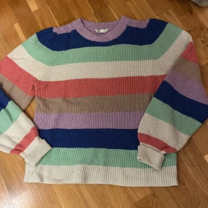 Långärmad stickad tröja - En stickad tröja köpt på Cubus och i storlek M :D bra kondition 👍