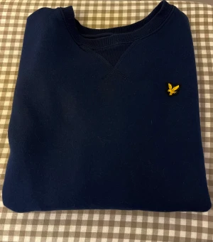 Lyle & Scott - Sweatshirt från Lyle & Scott i nyskick. Knappt använd. 