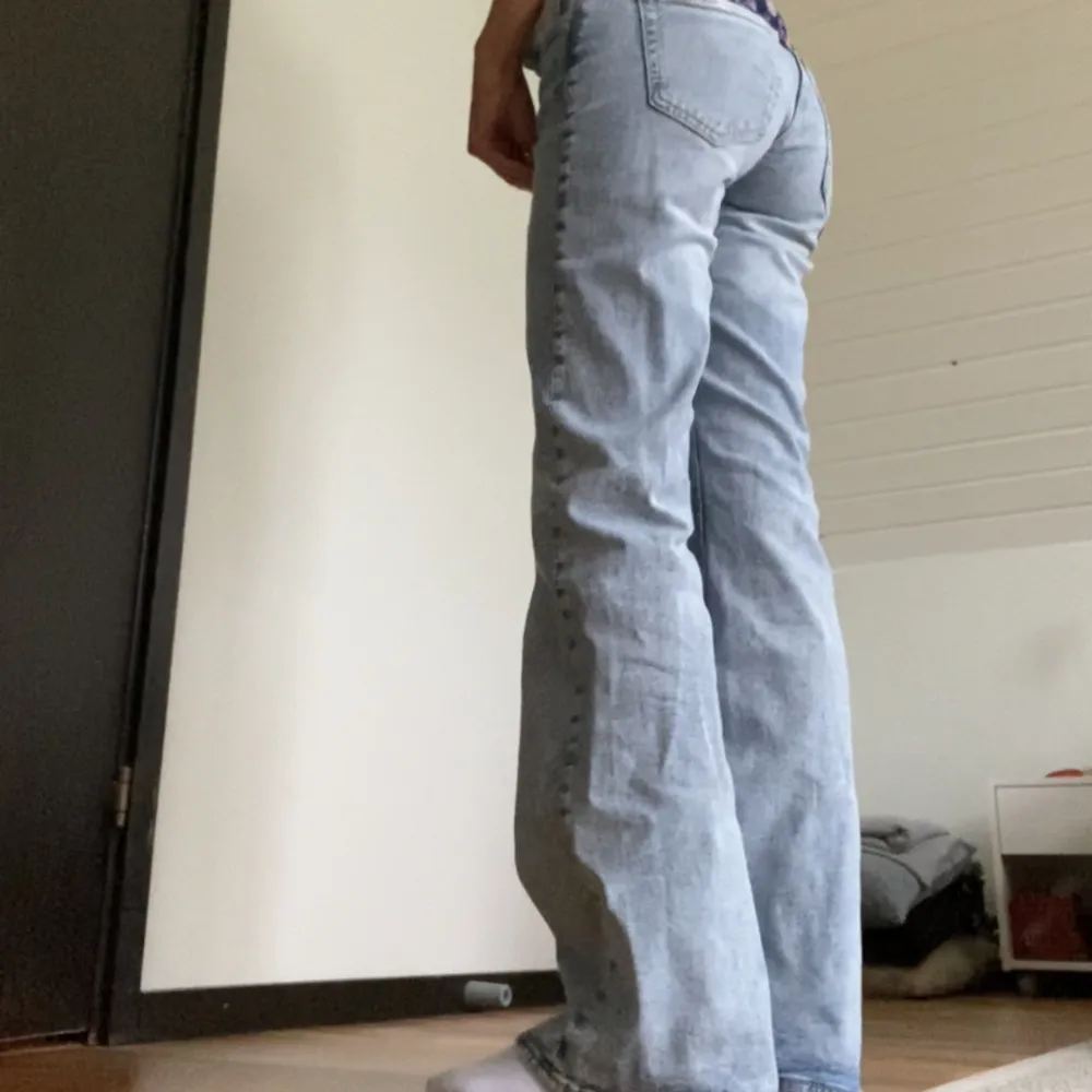 INTRESSEKOLL! Så snygga lågmidjade bootcut jeans från hm!💕Använda endast 1 gång, då dom tyvärr är lite för stora på mig.. Jeans & Byxor.