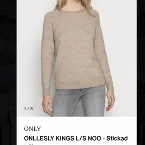 Säljer denna jätte fina beiga stickade tröjan, köpt på vero Moda men märket är only. Strlk XS och nypris är 300kr ❤️nyskick!!