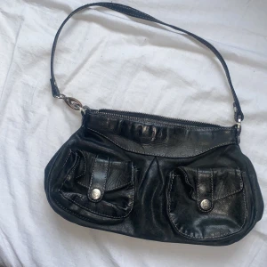 ADAX handväska  - En adax hanväska som inte längre går att få tag på ( original pris = 1500kr-2000kr) säljs då den inte används  