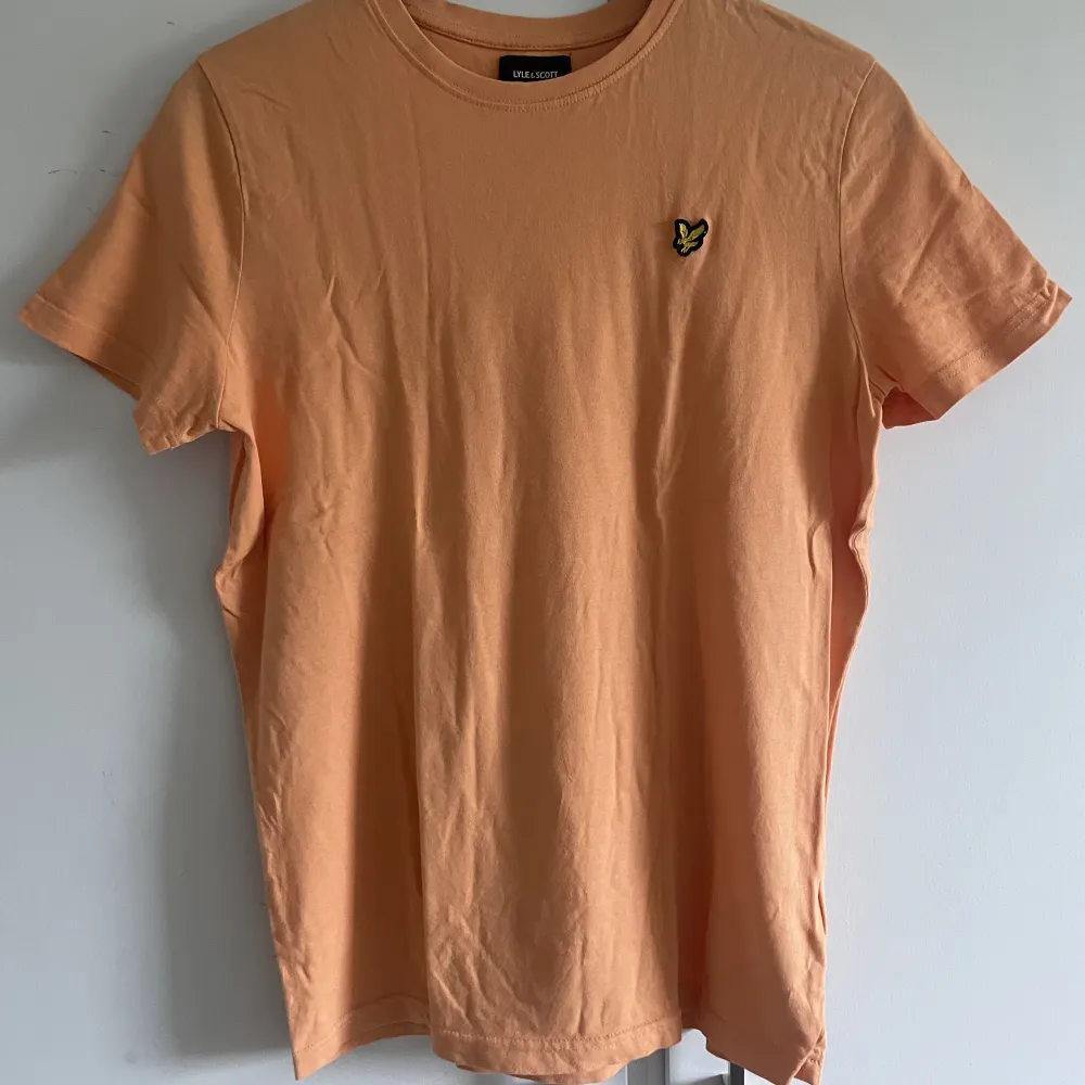 Orange Lyle & scott T-shirt i storlek 14-15. Mycket bra skick. . T-shirts.